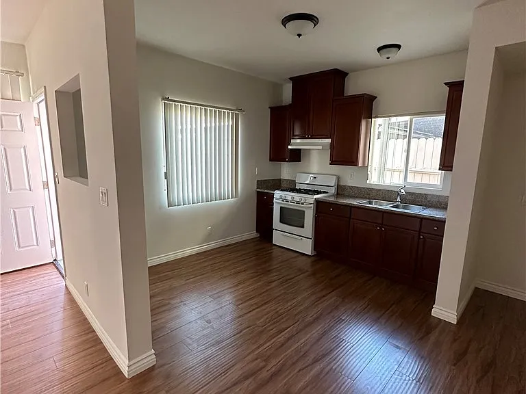 467 N Marengo Ave — Photo 6
