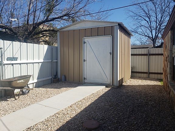 3rd image of 402 E Harris Ave