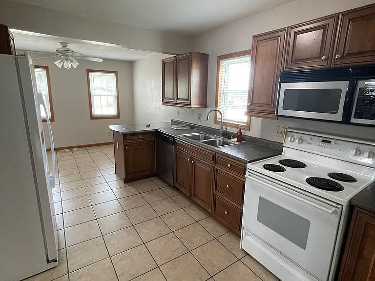 127 E Main St — Photo 11