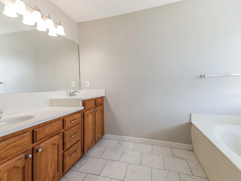 6902 Graham Dr — Photo 13