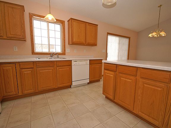 3rd image of 740 Willowbrook Dr NE