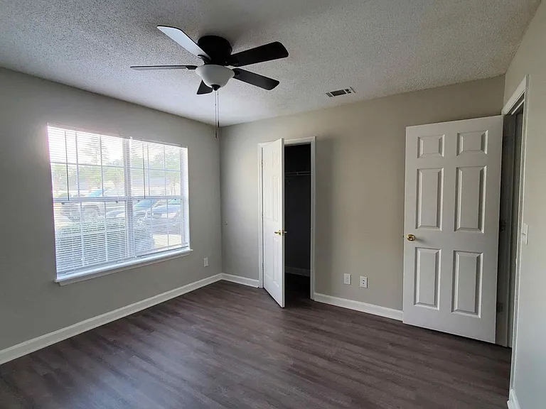 Holly Cove Apartments — Photo 10