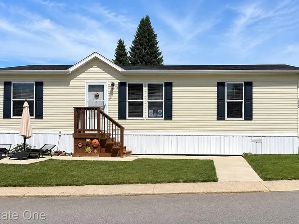 102 Sycamore Blvd, Highland, MI 48357