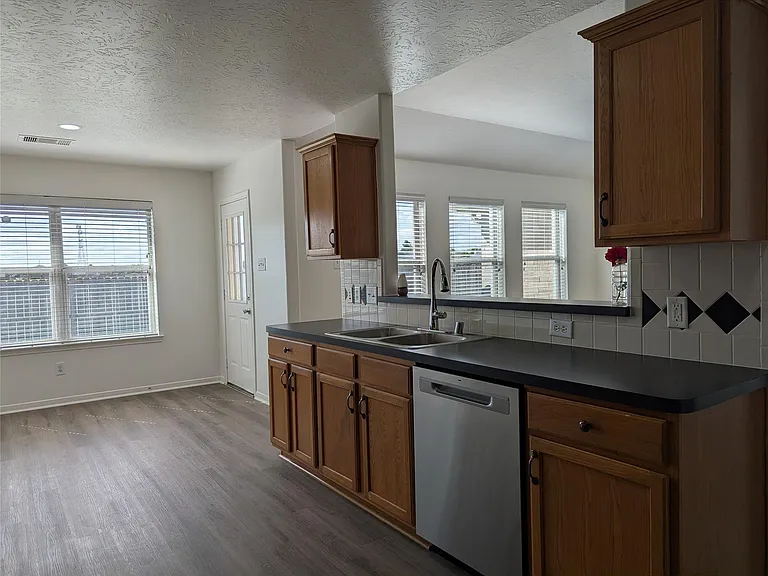 5618 Savannah Woods Ln — Photo 24
