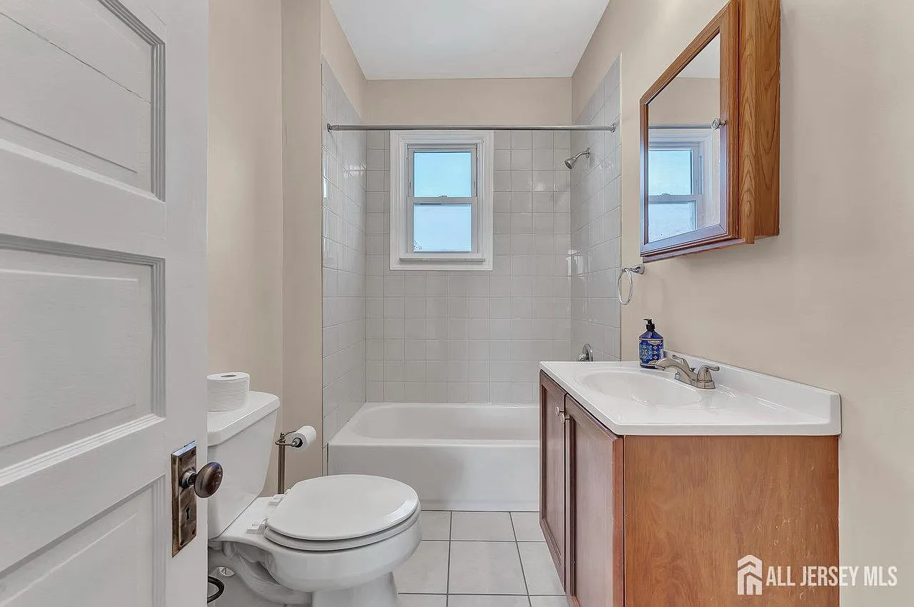 3 bed, 1.0 bath, $2,600 — Photo 3