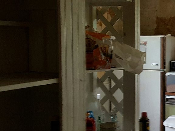 Floor to ceiling cabinet