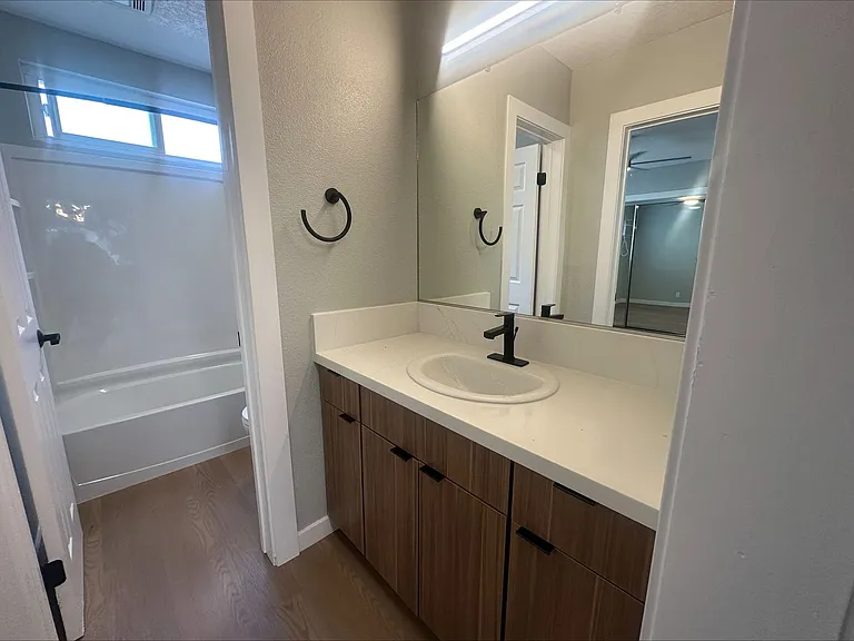 Four Seasons Apartments — Photo 32