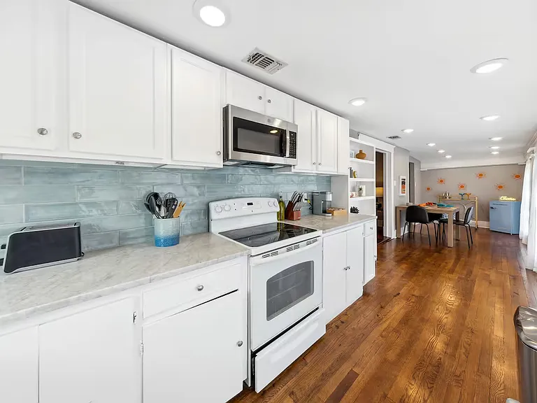 825 W Agarita Ave — Photo 20