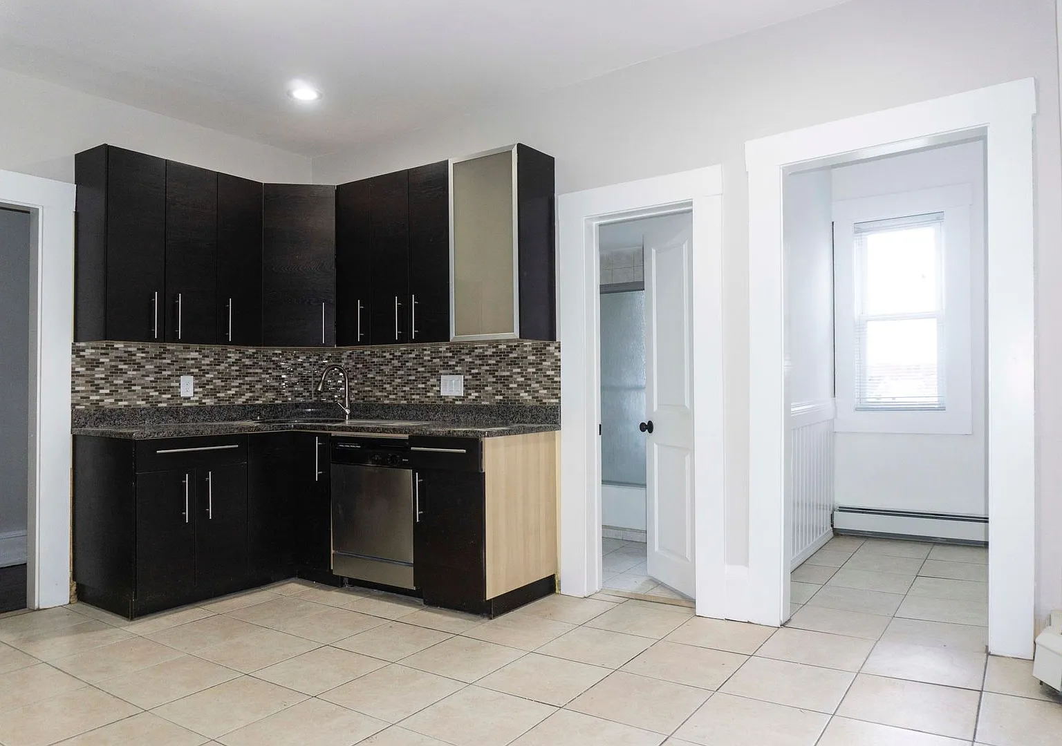 No Brokers Fee, No Security Deposit, Close to T Stop, Laundry on a Site — Photo 4