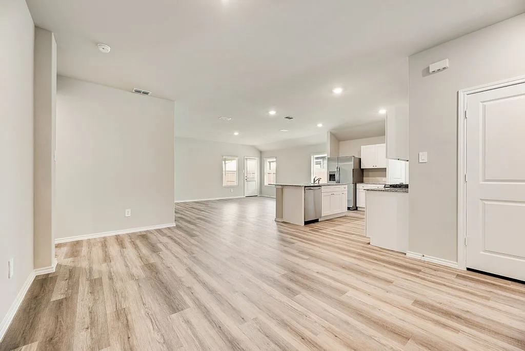 4 bed, 2044 sqft, $2,495 — Photo 4