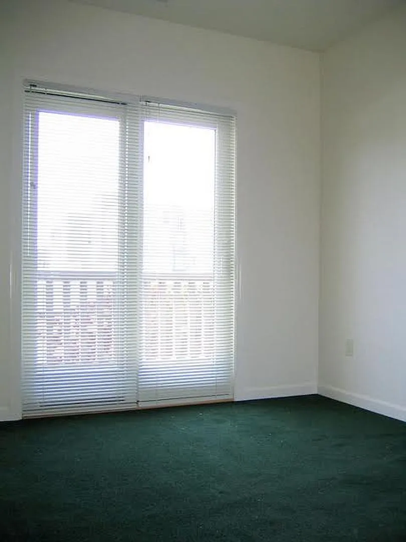 What's Special Comfortable Shared Space Bright Open-Concept Layout Dining Area Spacious Townhouse... — Photo 4