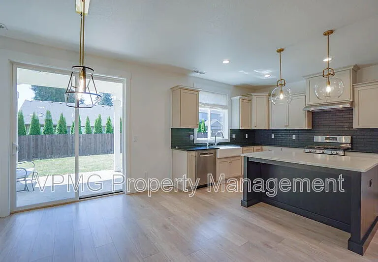 935 SE 36th St — Photo 15