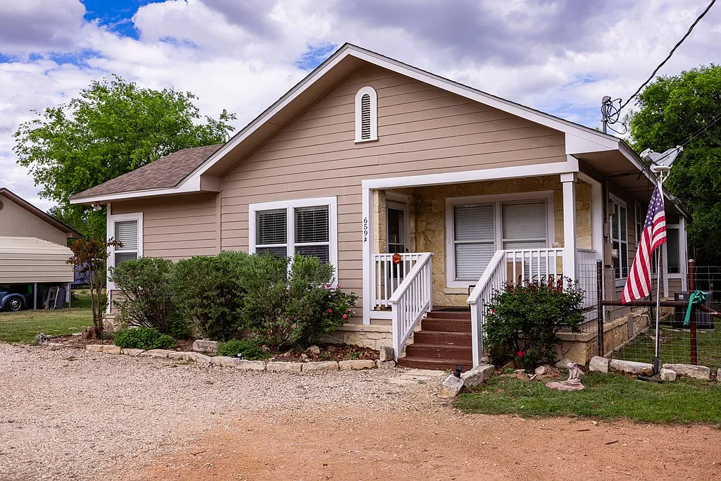 3 bed, 2.0 bath, 1606 sqft, $2,000 — Photo 4