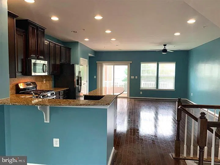 3 bed, 4.0 bath, 2120 sqft, $3,350 — Photo 3