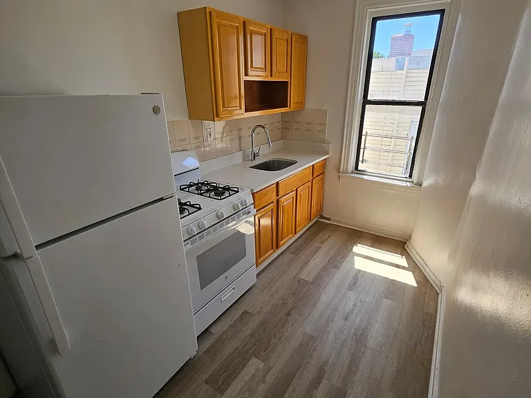 2108 Chatterton Ave #2E — Photo 1