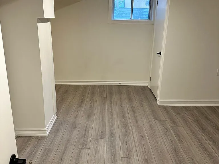 9 Roycrest Ave #ROOM — Photo 23