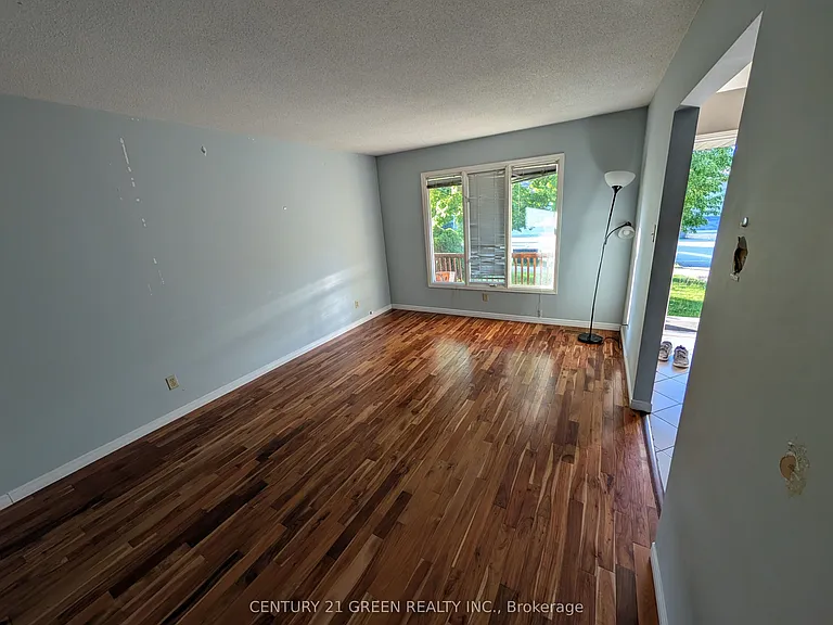 61 Ashley Cres — Photo 5