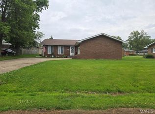 1051 Saint Clair St, Carlyle, IL 62231