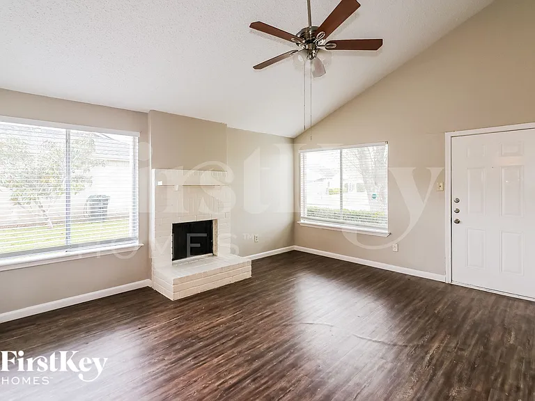 10810 Lakewood Oaks Dr — Photo 3