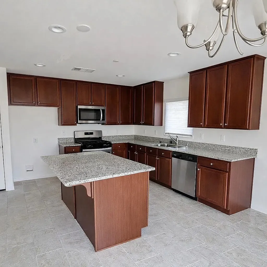 3 bed, 1446 sqft, $2,400 — Photo 2