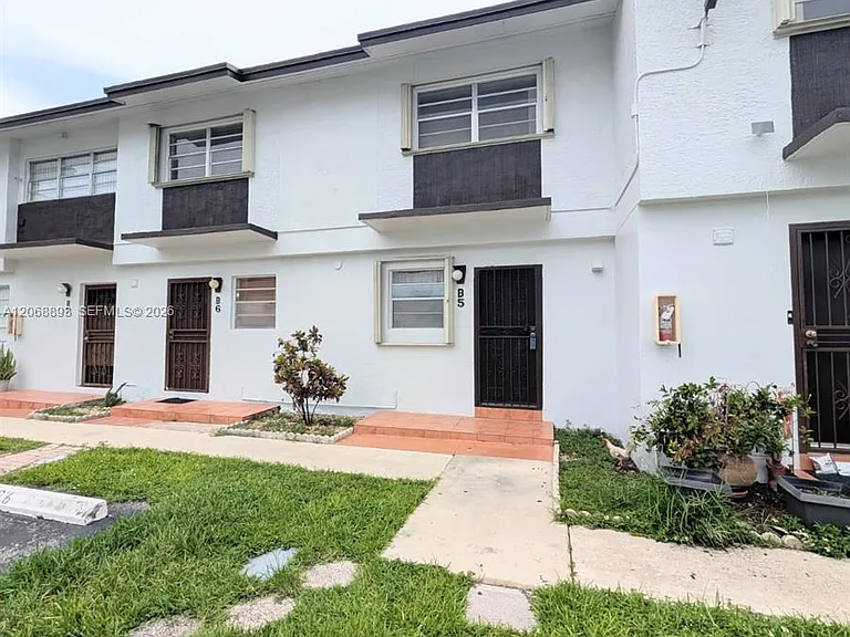21 SW 109th Ave #B5 — Photo 2