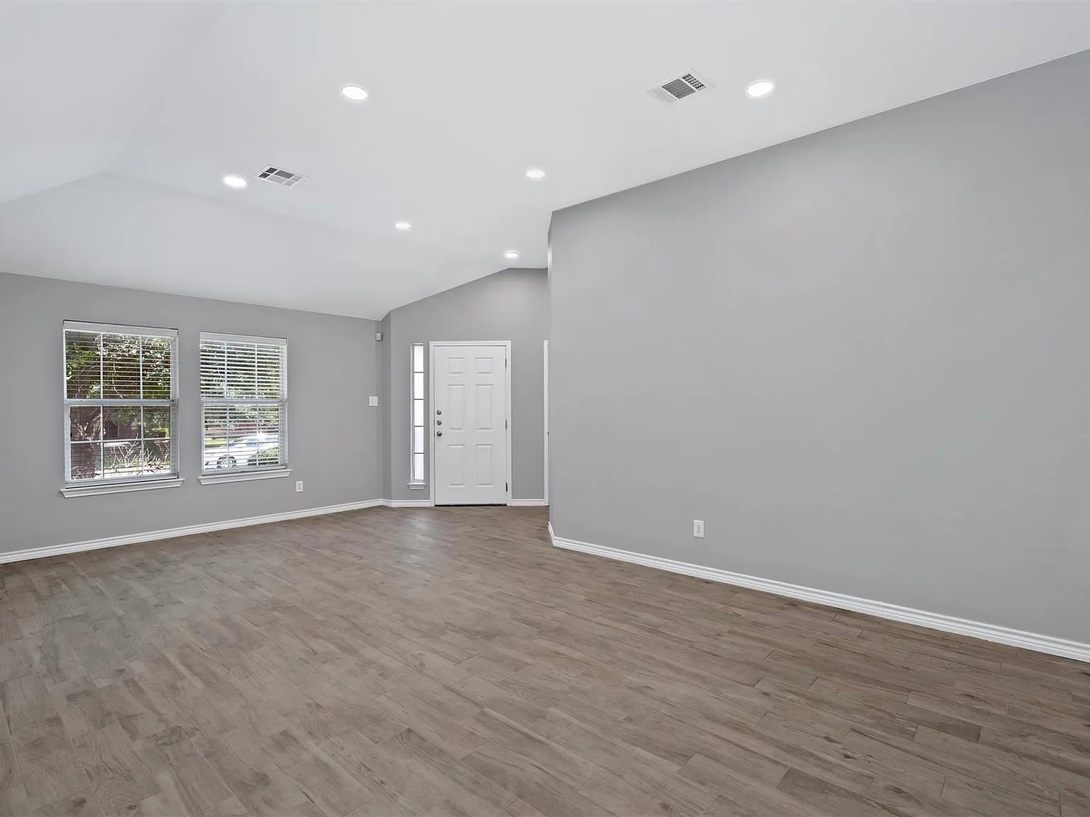 4 bed, 2.0 bath, 1936 sqft, $2,200 — Photo 4