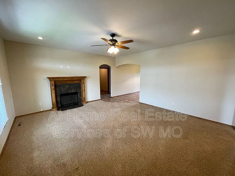 3 bed, 2.0 bath, 1461 sqft, $1,630 — Photo 2