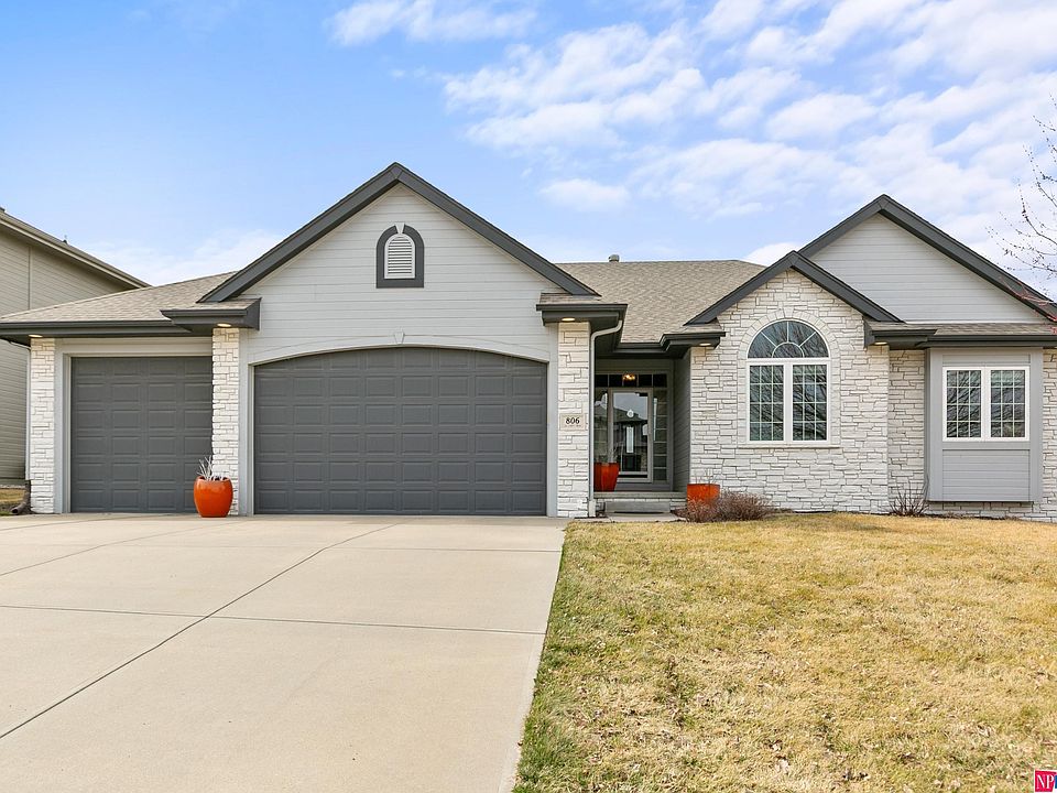 1st image of 806 S 190th Ave