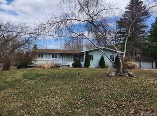 4330 Cross Rd, White Lake, MI 48386