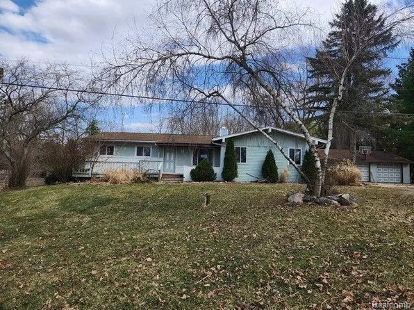 4330 Cross Rd, White Lake, MI 48386