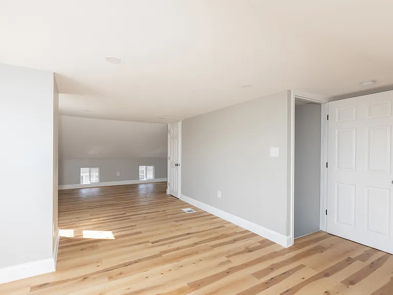 141 Hall St — Photo 18