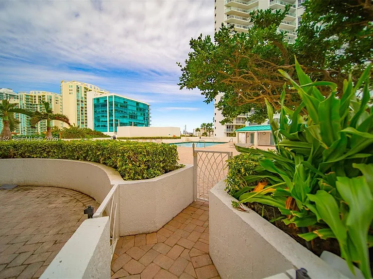 16445 Collins Ave #425 — Photo 30