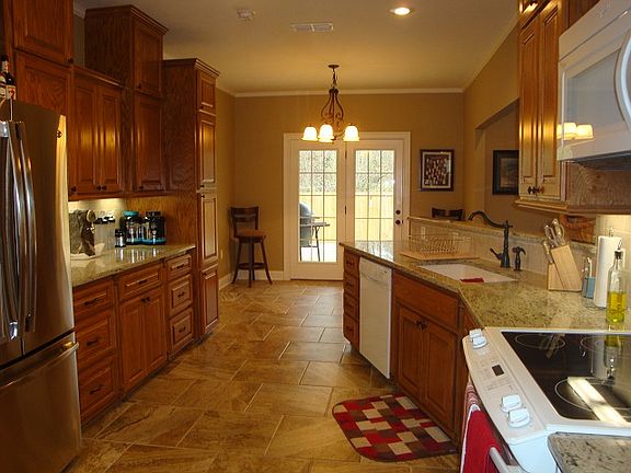 3rd image of 211 Pebble Creek Cir