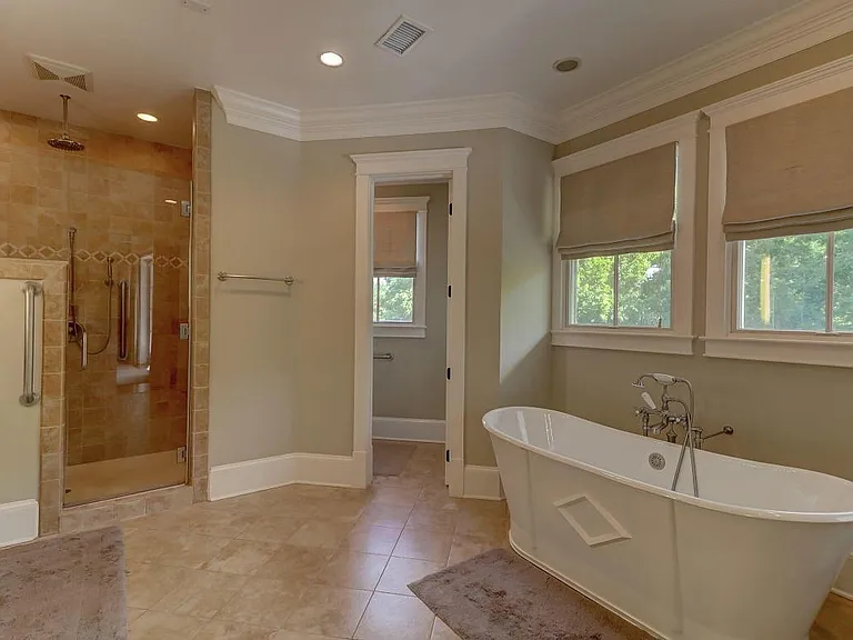 1312 Thompson Ave — Photo 26