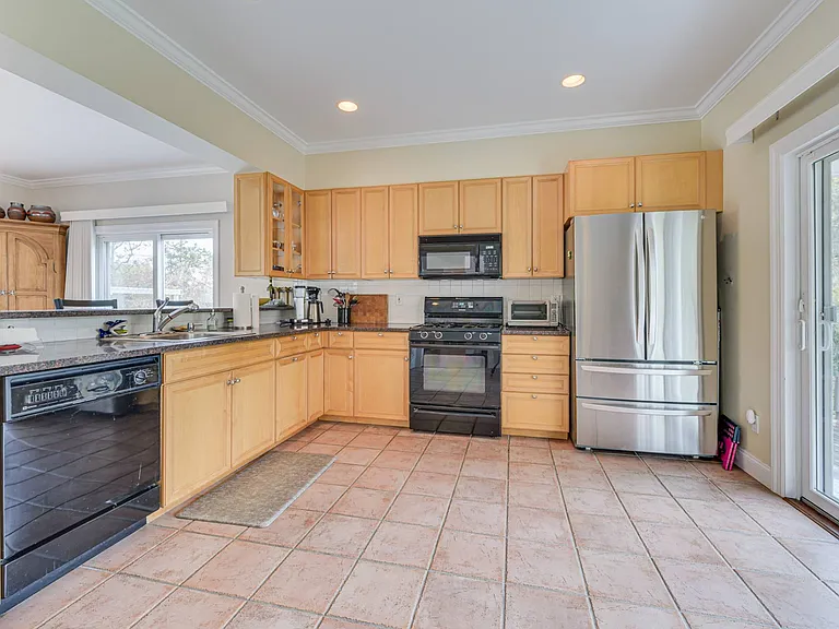 105 McGregor Dr — Photo 7
