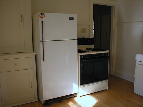 5th image of 3018-18A N Oakland Ave