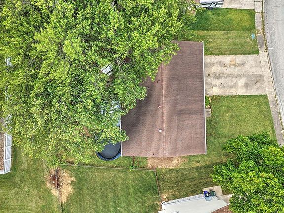 5th image of 163 Bristol Dr