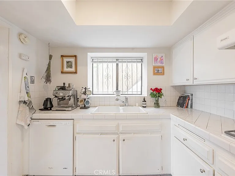 1350 E Tujunga Ave — Photo 20