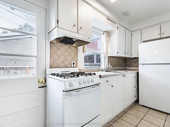 3rd image of 740 Lansdowne Ave