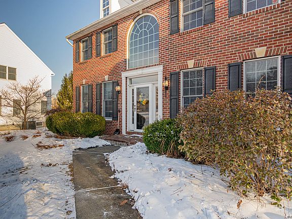 3rd image of 803 Hawley Ct