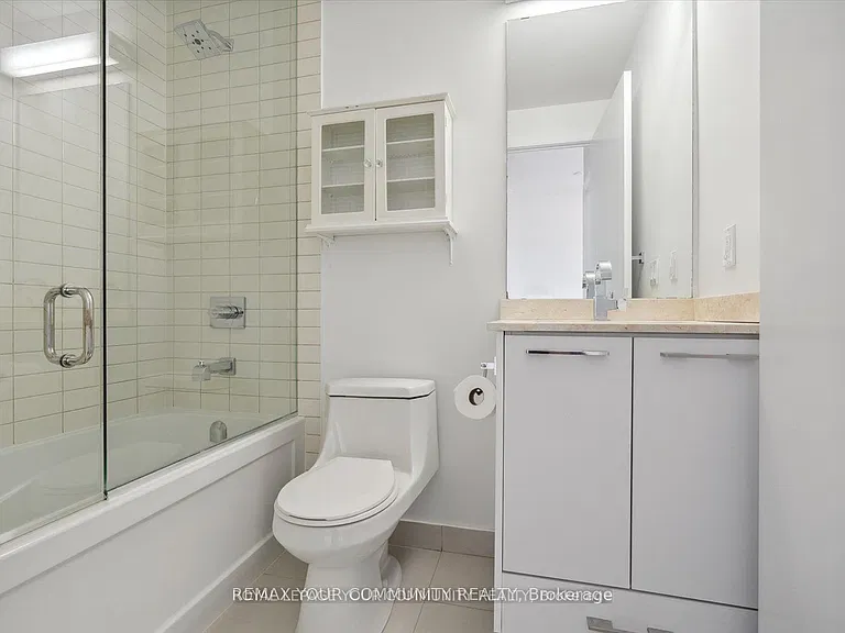 9471 Yonge St #230 — Photo 21