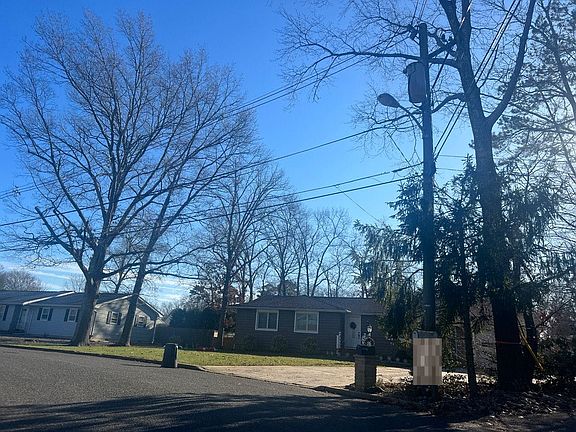 3rd image of 556 Rosewood Dr