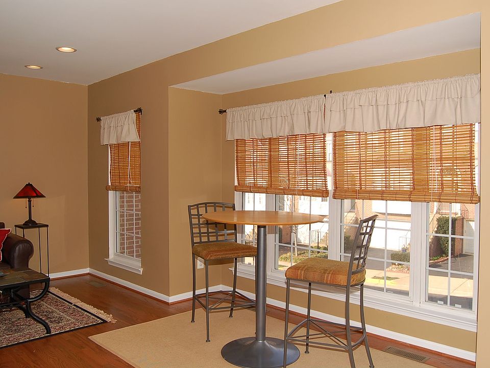 Breakfast nook off of kitchen & family room.