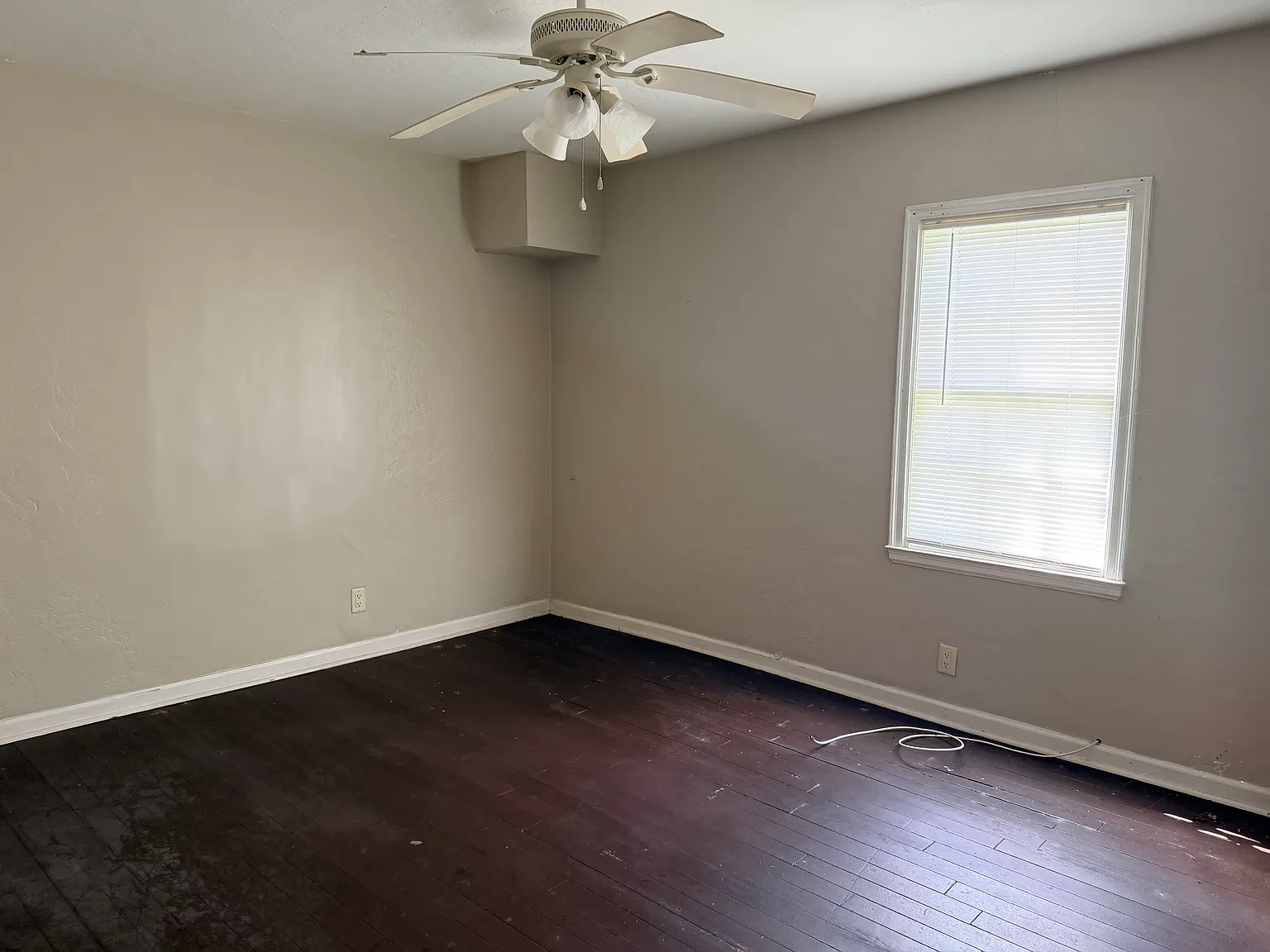 Spacious 2-Bedroom / 1 Bath Duplex with Lawn Care Included — Photo 3