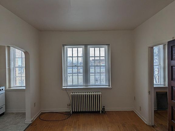 3rd image of 324 1/2 Kittson Ave #B5