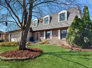 946 Arkansas Dr, Elk Grove Village, IL 60007