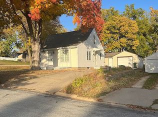 822 4th St NW, Waverly, IA 50677