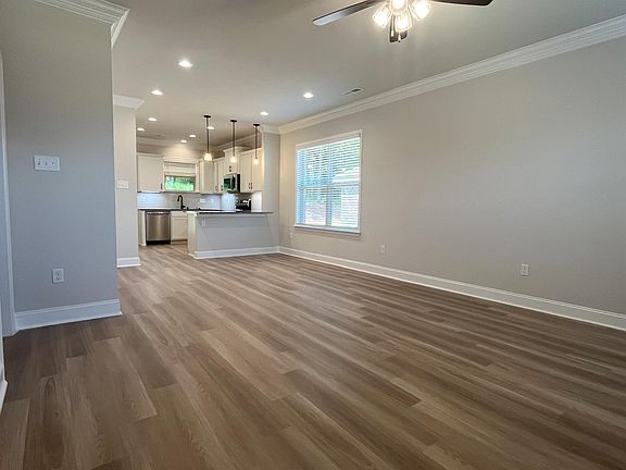 3rd image of 146 Midpark Dr
