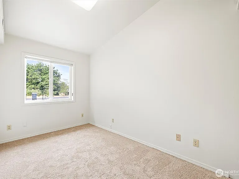 1695 Ruth St — Photo 11