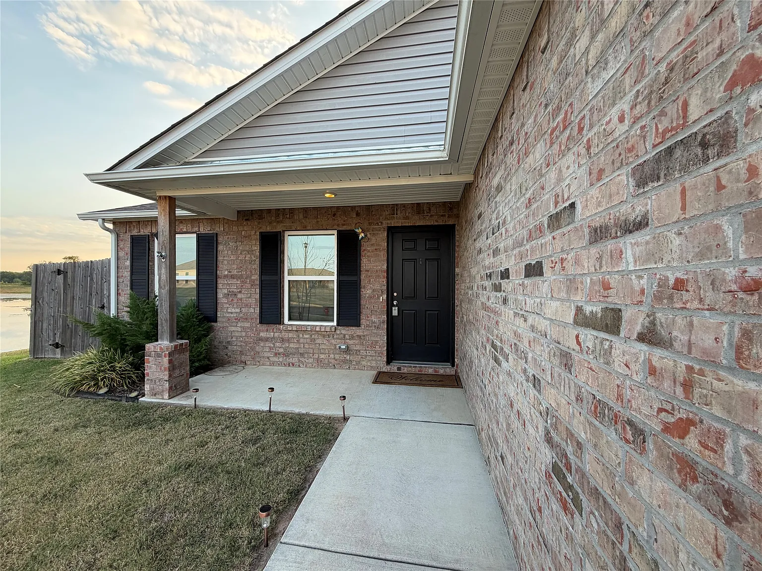 3 bed, 2.0 bath, 1355 sqft, $2,000 — Photo 3